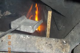 Palił w piecu laminowanymi płytami meblowymi