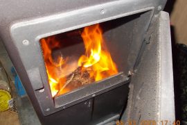 Palił w piecu laminowanymi płytami meblowymi
