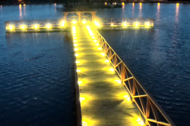 Tak efektownie prezentuje się w nocy molo na stawie w Parku Miejskim im. T. Kościuszki w Zgierzu widziane okiem kamery systemu monitoringu wizyjnego miasta Zgierza.