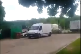 Wyrzucili odpady pod pergolą śmietnikową przy ul. Tuwima w Zgierzu